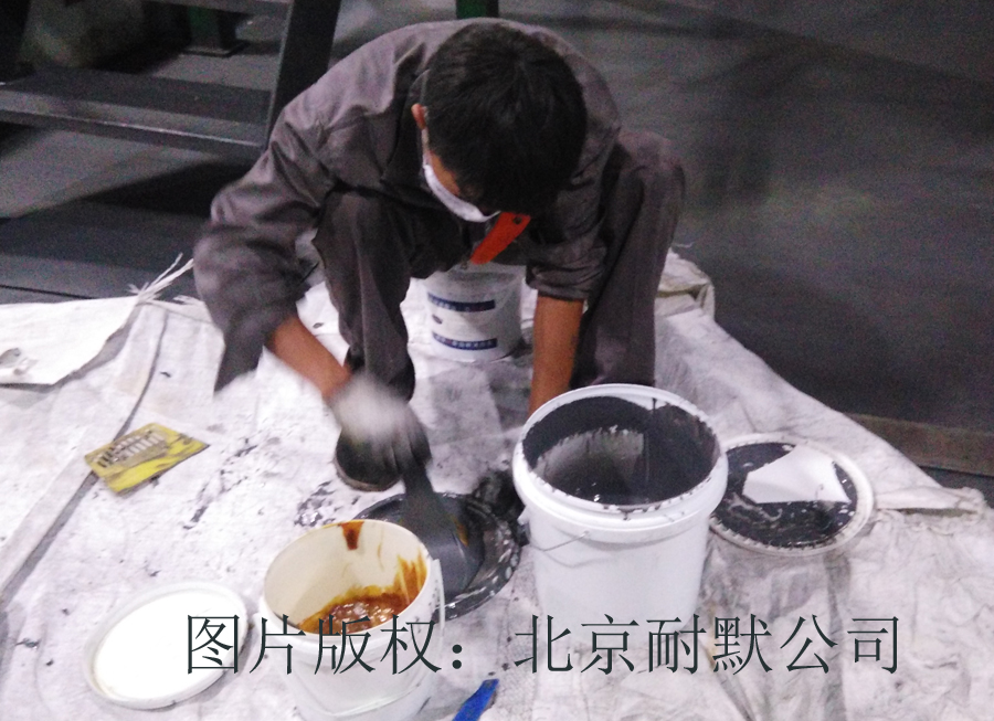 正在配制耐磨颗粒胶 正在配制耐磨颗粒胶
